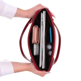 Kožená kabelka přes rameno s řetízkem Noelia Bolger materiál kůže zapínání na zip barva červená velikost střední NB 0109 TCV Vnitřek