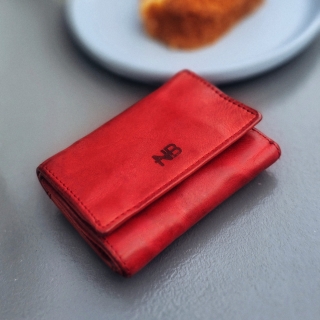 Malá kožená peněženka s čistým designem Noelia Bolger materiál kůže zapínání na cvoček barva červená velikost malá 5134 NB CV Lifestyle