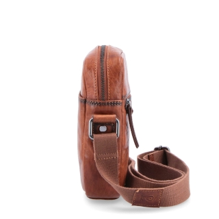 Malá kožená crossbody Poyem materiál kůže zapínání na zip barva koňaková velikost malá 2213 Poyem KO Z boku