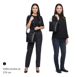 Elegantní crossbody kabelka s řetízkem Le Sands materiál syntetická kůže zapínání na zip barva černá velikost malá 7722 C Na postavě