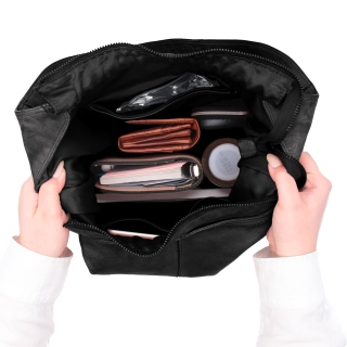 Velká prošívaná kožená shopper kabelka Noelia Bolger materiál kůže zapínání na zip barva černá velikost velká NB 2077 C Vnitřek