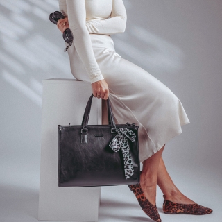 Elegantní kabelka do ruky s ozdobným šátkem Le Sands materiál syntetická kůže zapínání na zip barva černá velikost velká 7727 C Lifestyle