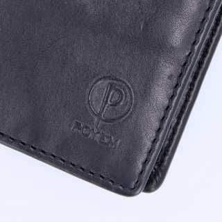 Praktická kompaktní peněženka z pravé kůže Poyem materiál kůže zapínání Bez zapínání barva černá velikost malá 5243 Poyem C Logo