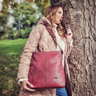 Crossbody kabelka s jednoduchým prošíváním Tangerin materiál syntetická kůže zapínání na zip barva vínová velikost střední 8003 BO Lifestyle