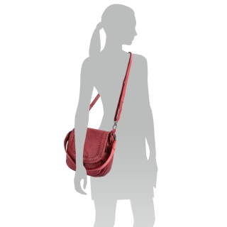 Kožená crossbody kabelka se zdobenou klopou Noelia Bolger materiál kůže zapínání s klopou barva červená velikost střední NB 2030 CV Na postavě