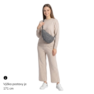 Kabelka typu moonbag ze syntetické kůže Tangerin materiál syntetická kůže zapínání na zip barva šedá velikost malá 1111 ANT Na postavě