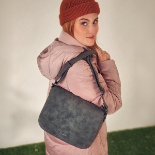 Elegantní crossbody kabelka s klopou Tangerin materiál syntetická kůže zapínání na zip barva šedá velikost střední 1115 ANT Lifestyle