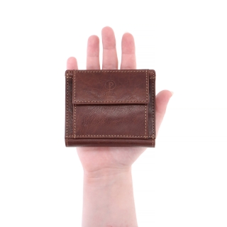 Unisex kožená peněženka Poyem materiál kůže zapínání na cvoček barva hnědá velikost malá 5239 Poyem H V ruce