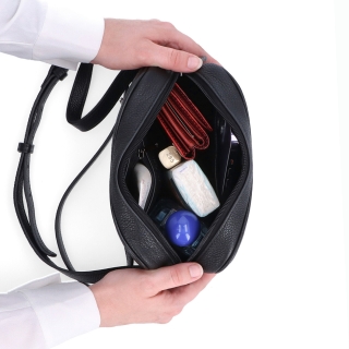 Malá kožená crossbody kabelka se zipy Noelia Bolger materiál kůže zapínání na zip barva černá velikost malá NB 3014 C Vnitřek