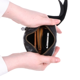 Malá kožená crossbody Poyem materiál kůže zapínání na zip barva černá velikost malá 2220 Poyem C Vnitřek