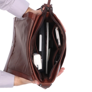 Kožená crossbody klopna Poyem materiál kůže zapínání s klopou barva hnědá velikost střední 2207 Poyem H Vnitřek