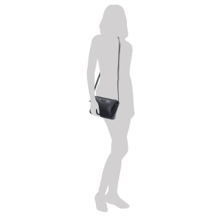 Menší crossbody kabelka se dvěma kapsami LeSands materiál syntetická kůže zapínání na zip barva černá velikost malá 7716 C Na postavě