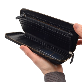 Kožená peněženka penál Poyem materiál kůže zapínání na zip barva černá velikost velká 5213 Poyem C Detail
