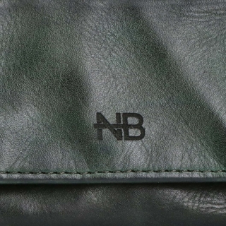 Malá kožená peněženka s čistým designem Noelia Bolger materiál kůže zapínání na cvoček barva zelená velikost malá 5134 NB ZE Logo