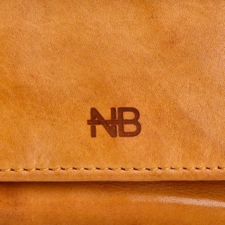 Malá kožená peněženka s čistým designem Noelia Bolger materiál kůže zapínání na cvoček barva žlutá velikost malá 5134 NB ZLU Logo