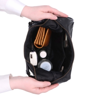 Kožená hobo kabelka se dvěma zipovými kapsami Noelia Bolger materiál kůže zapínání na zip barva černá velikost střední NB 2426 C Vnitřek