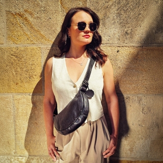 Malá kožená moonbag kabelka Noelia Bolger materiál kůže zapínání na zip barva černá velikost malá NB 2411 C Lifestyle