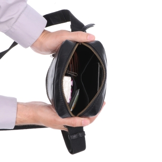 Malá kožená crossbody Poyem materiál kůže zapínání na zip barva černá velikost malá 2213 Poyem C Vnitřek