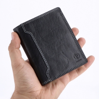 Kožená peněženka na výšku Poyem materiál kůže zapínání Bez zapínání barva černá velikost střední 5211 Poyem C V ruce