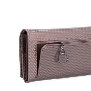 Stylová lakovaná peněženka z pravé kůže Carmelo materiál kůže zapínání na cvoček barva taupe velikost velká 2109 K T Polobok zezadu