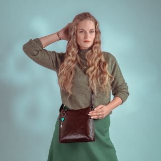 Kožená crossbody kabelka s přívěskem Noelia Bolger materiál kůže zapínání na zip barva hnědá velikost malá NB 3100 H Lifestyle