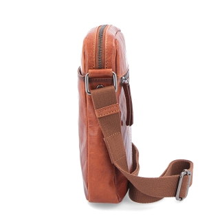 Kožená crossbody taška Poyem materiál kůže barva koňaková velikost malá 2200 Poyem KO Z boku