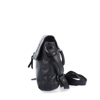 Kožená crossbody kabelka s klopou Noelia Bolger materiál kůže zapínání s klopou barva černá velikost střední NB 2416 C Z boku
