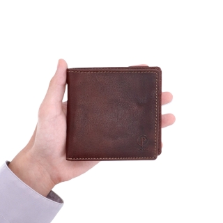 Minimalistická a praktická kožená peněženka Poyem materiál kůže zapínání Bez zapínání barva hnědá velikost malá 5242 Poyem H V ruce