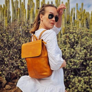 Kožený městský batoh s klopou Noelia Bolger materiál kůže zapínání na zip barva žlutá velikost střední NB 2401 ZLU Lifestyle
