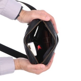 Kožená crossbody taška Poyem materiál kůže barva černá velikost malá 2200 Poyem C Vnitřek