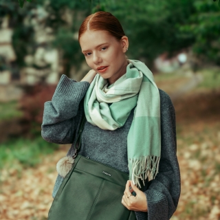 Příjemná šála s kostkovaným vzorem Noelia Bolger materiál Polyester s příměsí vlny barva zelená KZ001 - 02 Lifestyle