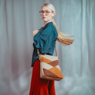 Crossbody kabelka s originálním designem Tangerin materiál syntetická kůže zapínání na zip barva béžová velikost střední 1118 BE Lifestyle