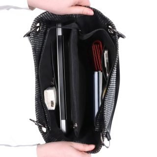 Dámská kabelka přes rameno s jemným motivem Carmelo materiál syntetická kůže zapínání na zip barva metalická velikost velká 4381 STR Vnitřek