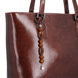 Elegantní kabelka přes rameno s přívěskem Le Sands materiál syntetická kůže zapínání na zip barva hnědá velikost velká 4645 H Detail