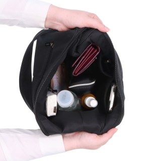 Elegantná kabelka na rameno s ozdobnou karabinou Carmelo materiál syntetická kůže zapínání na zip barva hnědá velikost střední 4658 TH Vnitřek