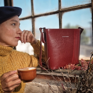 Malá elegantní kožená crossbody kabelka Noelia Bolger materiál kůže zapínání na zip barva červená velikost malá NB 0065 TCV Lifestyle
