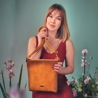 Crossbody s čistým designem Indee materiál syntetická kůže zapínání na zip barva žlutá velikost malá 6316 ZLU Lifestyle