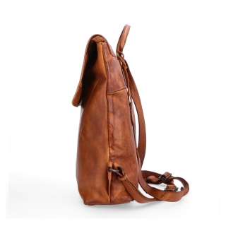 Kožený batoh s klopou ve vintage stylu Noelia Bolger materiál kůže zapínání na zip barva koňaková velikost střední NB 2014 KO Z boku