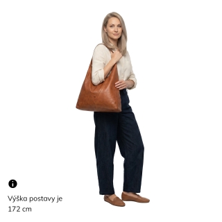 Velká kožená hobo kabelka přes rameno Noelia Bolger materiál kůže zapínání na zip barva koňaková velikost velká NB 2423 KO Na postavě
