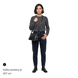 Malá kožená kabelka s přívěskem Noelia Bolger materiál kůže zapínání na zip barva černá velikost malá NB 3101 C Na postavě