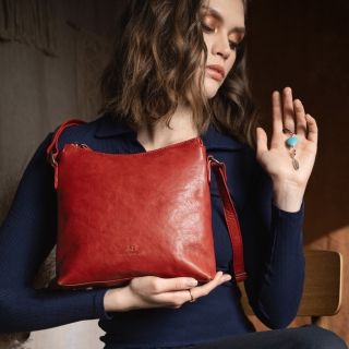 Kožená crossbody kabelka s přívěskem Noelia Bolger materiál kůže zapínání na zip barva červená velikost malá NB 3100 CV Lifestyle