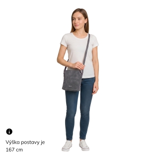 Malá elegantní kabelka s minimalistickým designem Tangerin materiál syntetická kůže zapínání na zip barva koňaková velikost malá 1107 KO Na postavě