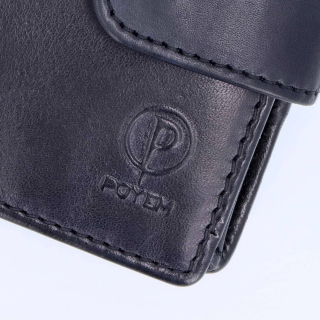 Kožená peněženka se zapínáním na cvoček Poyem materiál kůže zapínání na cvoček barva černá velikost malá 5246 Poyem C Logo