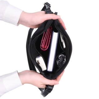 Stylová dámská crossbody kabelka z nylonu Carmelo materiál nylon zapínání na zip barva černá velikost malá 6606 C Vnitřek
