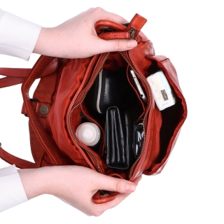 Kožená crossbody kabelka se zdobenou klopou Noelia Bolger materiál kůže zapínání s klopou barva červená velikost střední NB 2030 CV Vnitřek