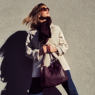 Kožená kabelka přes rameno s bočními kapsami Noelia Bolger materiál kůže zapínání na zip barva hnědá velikost střední NB 2063 H Lifestyle