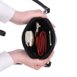 Malá kožená crossbody kabelka Noelia Bolger materiál kůže zapínání na zip barva černá velikost malá NB 3017 C Vnitřek