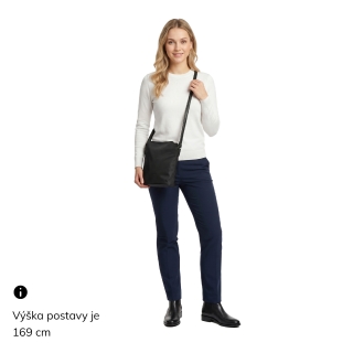 Praktická crossbody kabelka s extra kapsou Carmelo materiál nylon zapínání na zip barva černá velikost malá 6607 C Na postavě