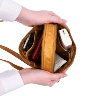 Kvalitní kožená crossbody kabelka Noelia Bolger materiál kůže zapínání na zip barva žlutá velikost malá NB 2408 ZLU Vnitřek