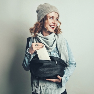 Ledvinka ze syntetické kůže Carmelo materiál syntetická kůže zapínání na zip barva černá velikost střední 4320 C Lifestyle